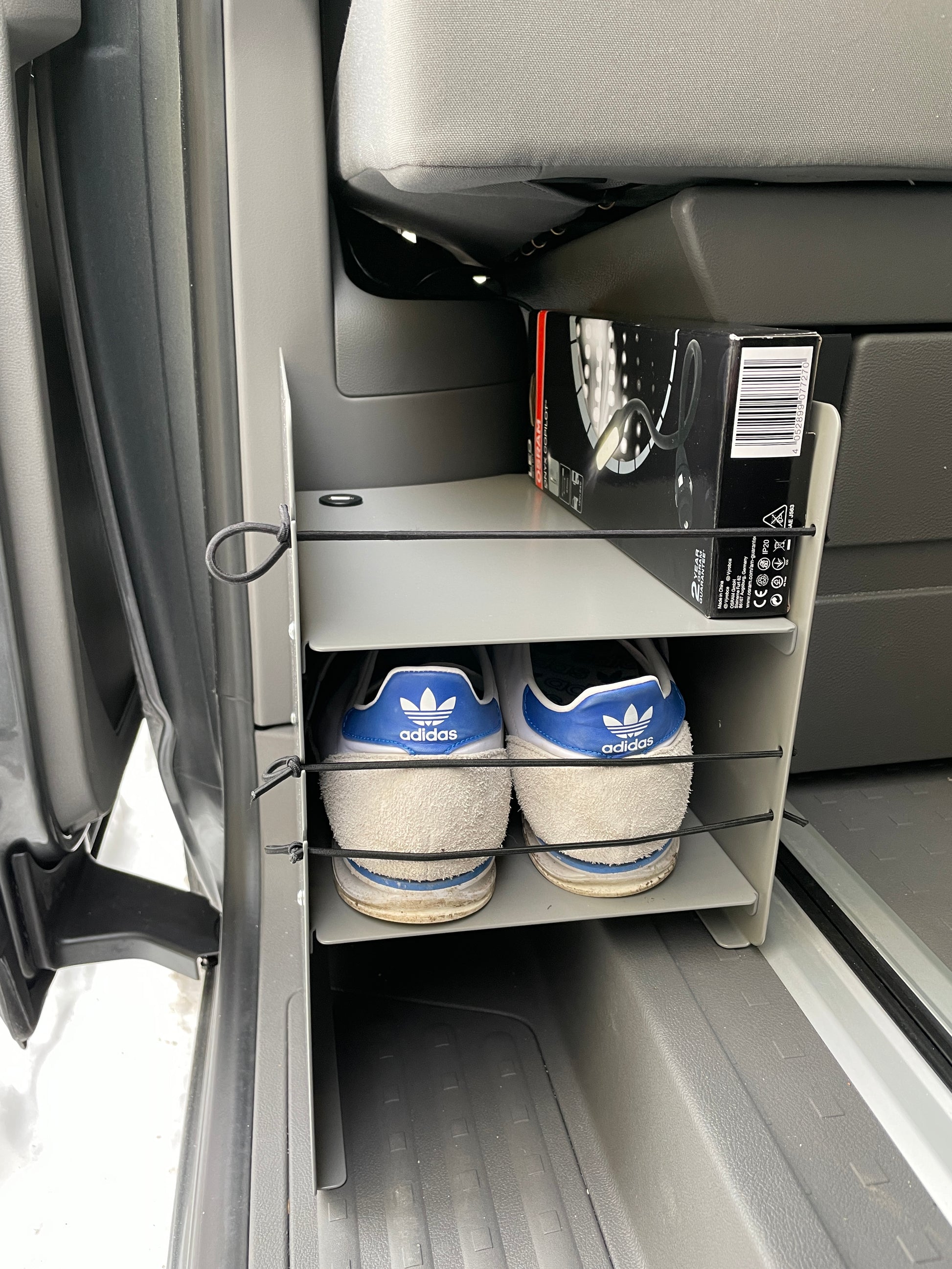 Schuhregal VW California an der Trittstufe ShoeBoxx Zubehör VW California - VANhackers